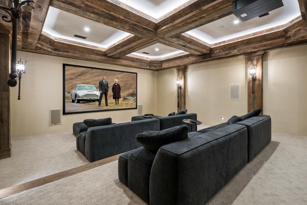Источник вдохновения для домашнего уюта: домашний кинотеатр в средиземноморском стиле с бежевыми стенами, ковровым покрытием, проектором и серым полом