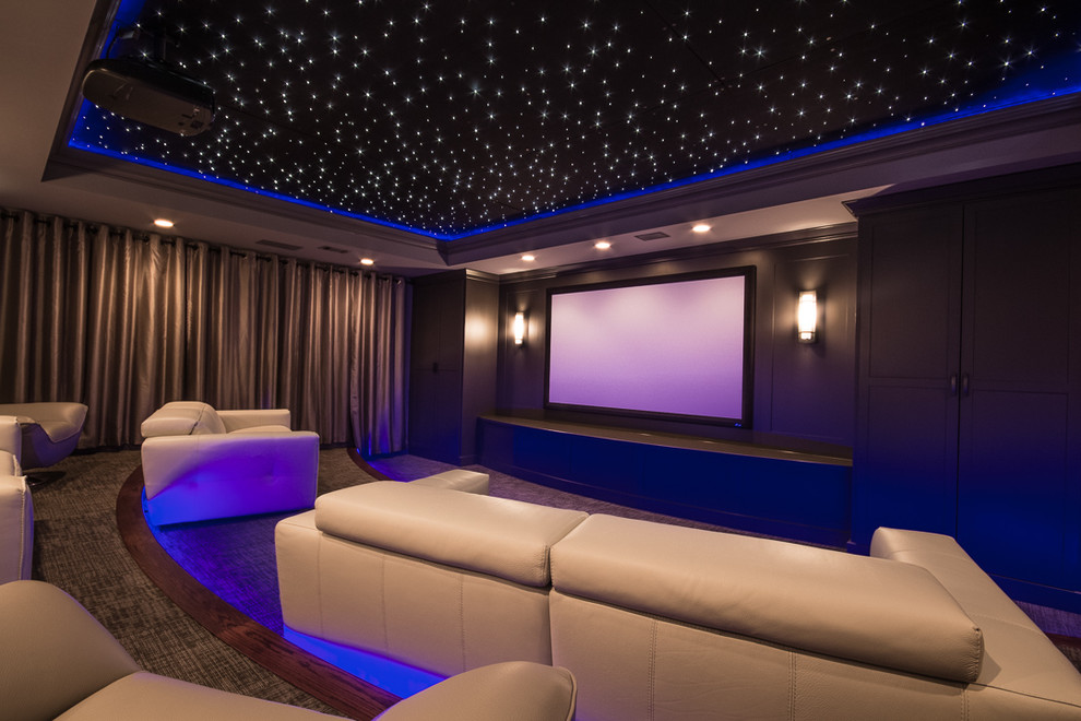 На фото: большой изолированный домашний кинотеатр в современном стиле с серыми стенами, ковровым покрытием, проектором и серым полом с