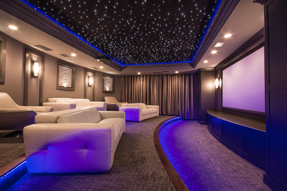 На фото: большой изолированный домашний кинотеатр в современном стиле с серыми стенами, ковровым покрытием, проектором и серым полом