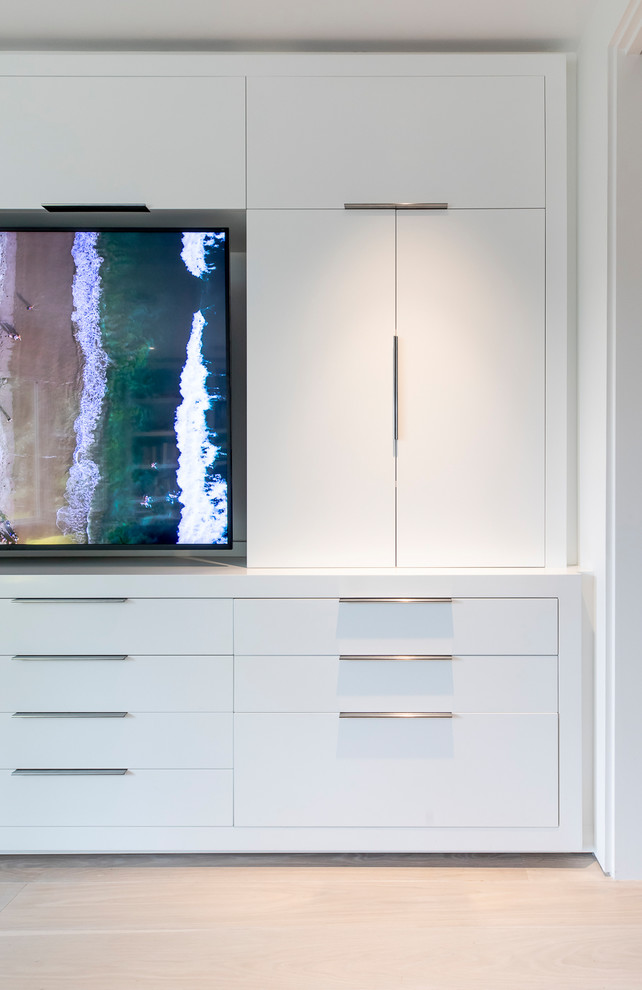 Mittelgroßes Modernes Heimkino mit weißer Wandfarbe, hellem Holzboden, Multimediawand und weißem Boden in Los Angeles