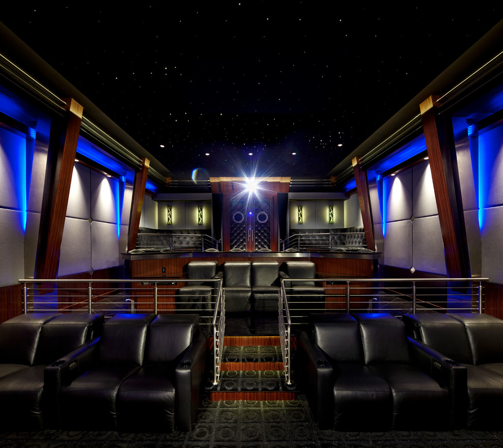 Cette image montre une très grande salle de cinéma minimaliste fermée avec un mur gris, un sol noir, un sol en carrelage de céramique et un écran de projection.