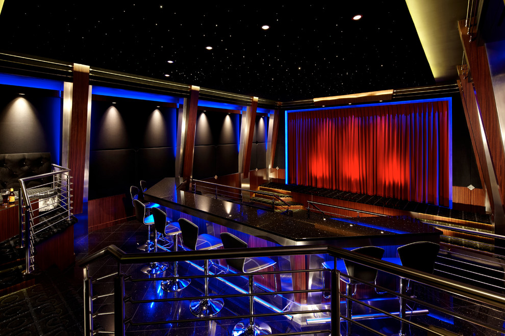 Exemple d'une très grande salle de cinéma moderne fermée avec un sol noir, un écran de projection, un mur gris et un sol en carrelage de céramique.