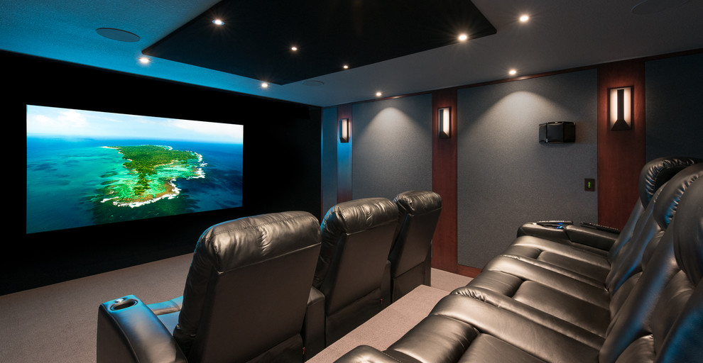 Diseño de cine en casa cerrado contemporáneo de tamaño medio con paredes grises, moqueta, pantalla de proyección y suelo gris