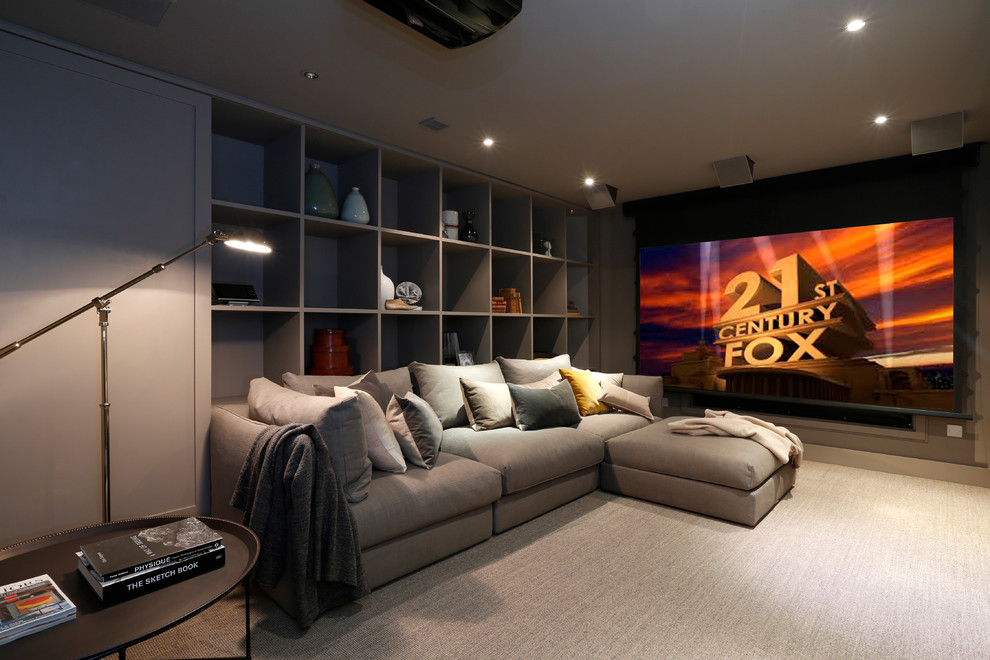 Exemple d'une salle de cinéma tendance de taille moyenne et fermée avec un mur beige, moquette, un écran de projection et un sol beige.