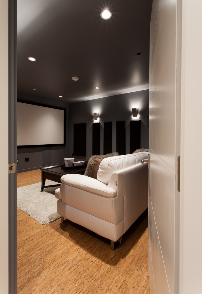 На фото: маленький изолированный домашний кинотеатр в современном стиле с серыми стенами, пробковым полом и проектором для на участке и в саду с