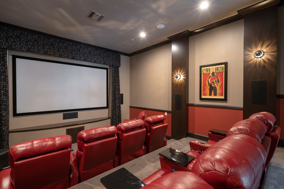 Modelo de cine en casa cerrado de estilo americano con paredes multicolor, moqueta, pantalla de proyección y suelo marrón