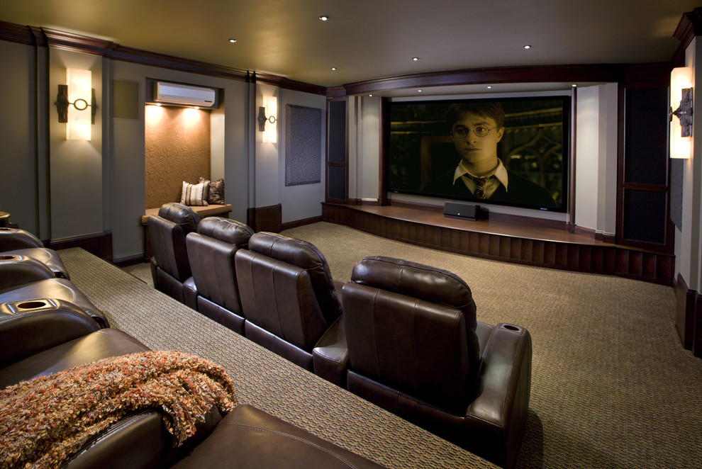 Imagen de cine en casa cerrado clásico grande con paredes grises, moqueta y pantalla de proyección