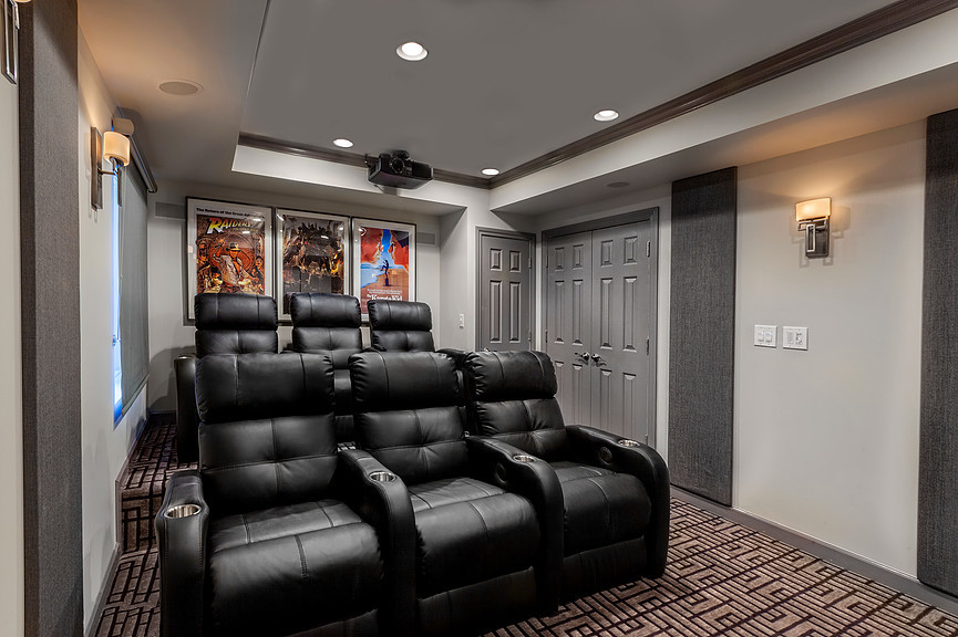 Источник вдохновения для домашнего уюта: изолированный домашний кинотеатр среднего размера в классическом стиле с серыми стенами, ковровым покрытием, проектором и серым полом
