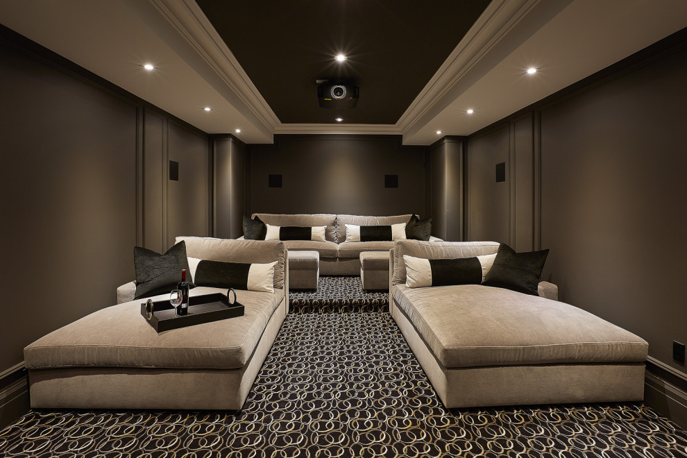 На фото: изолированный домашний кинотеатр среднего размера в современном стиле с ковровым покрытием, проектором, коричневыми стенами и разноцветным полом с