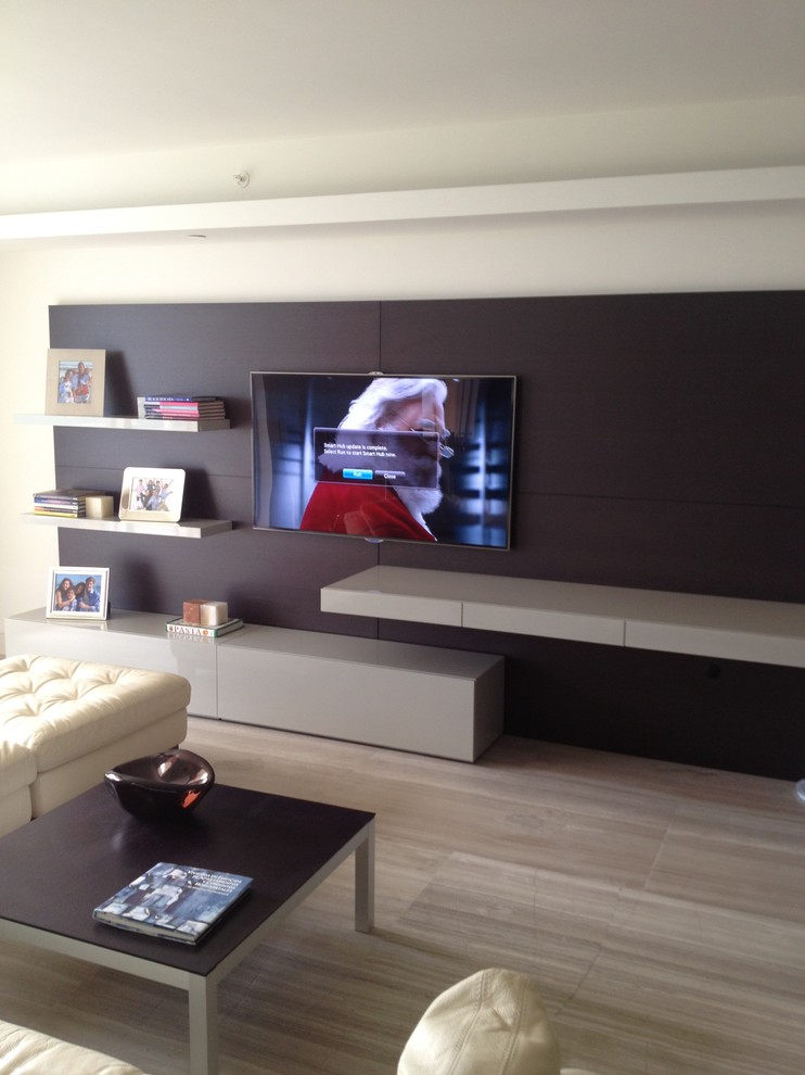 Mittelgroßes, Offenes Modernes Heimkino mit grauer Wandfarbe, hellem Holzboden und TV-Wand in Miami