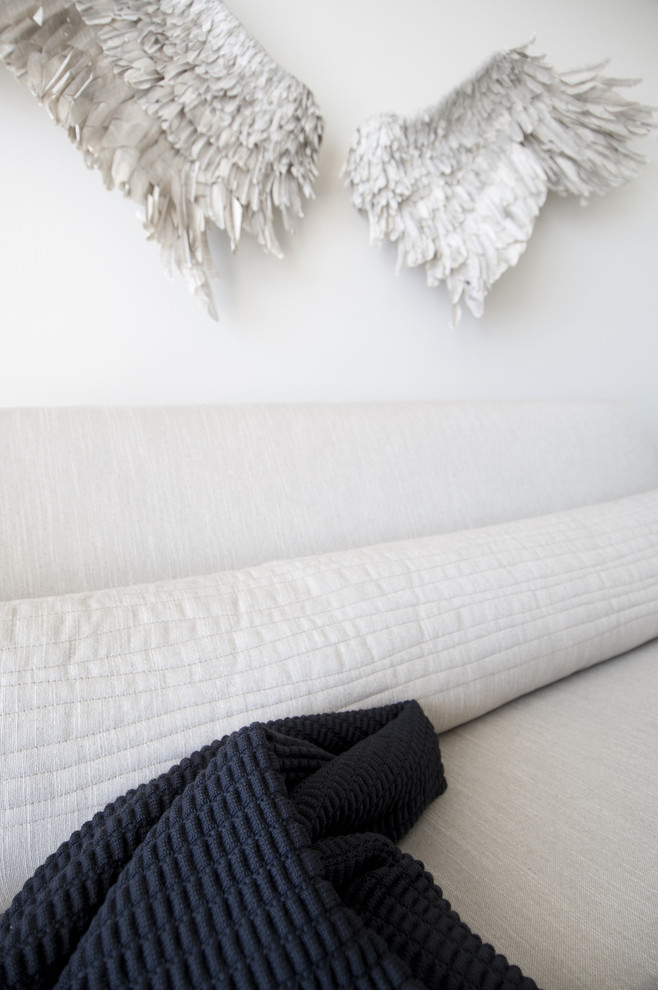 Idéer för ett mellanstort modernt avskild hemmabio, med vita väggar och en väggmonterad TV