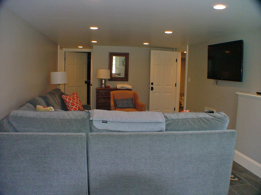 Exempel på ett mellanstort klassiskt avskild hemmabio, med skiffergolv och en väggmonterad TV