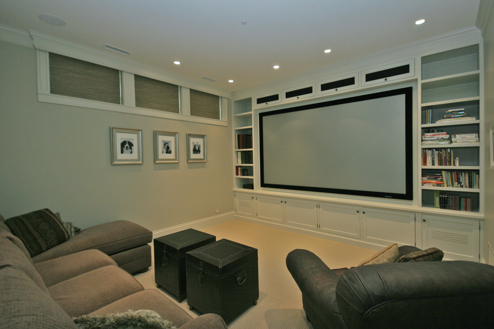 Imagen de cine en casa abierto tradicional de tamaño medio con paredes beige, moqueta y pared multimedia