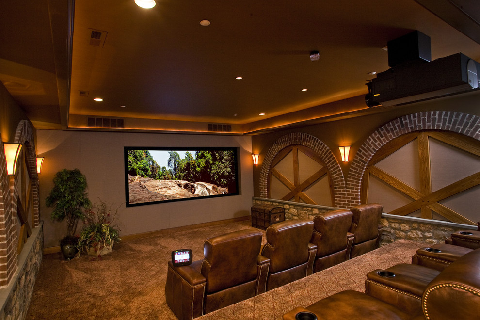 Esempio di un grande home theatre tradizionale chiuso con pareti marroni, moquette, schermo di proiezione e pavimento multicolore