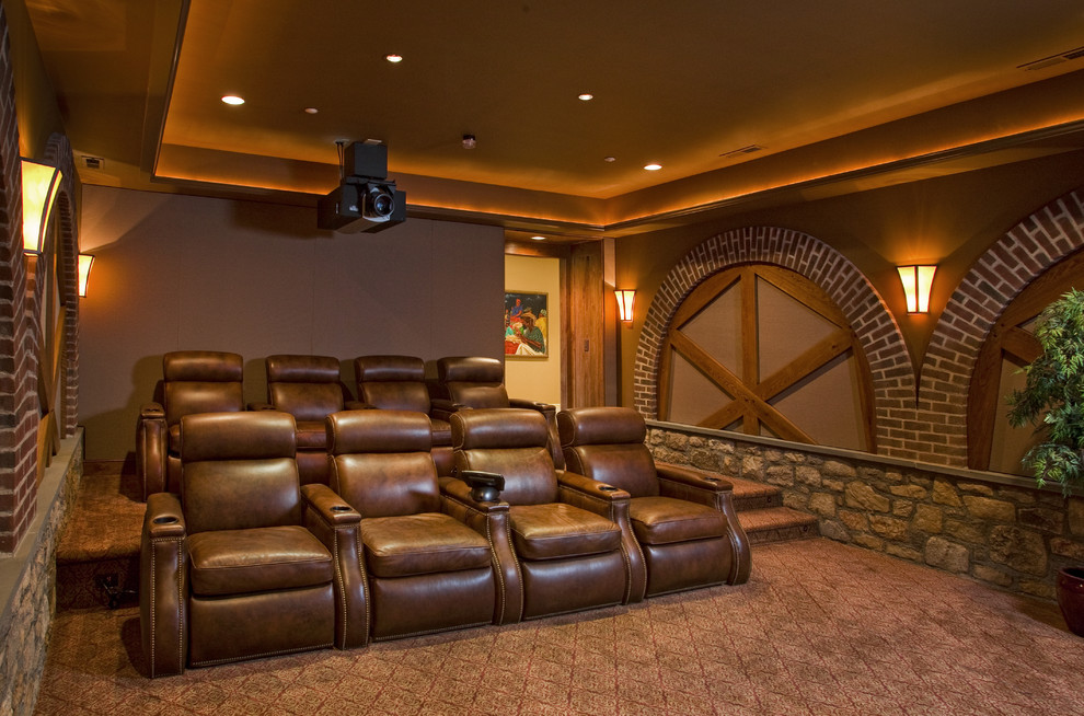Foto di un grande home theatre chic chiuso con pareti marroni, moquette, schermo di proiezione e pavimento multicolore