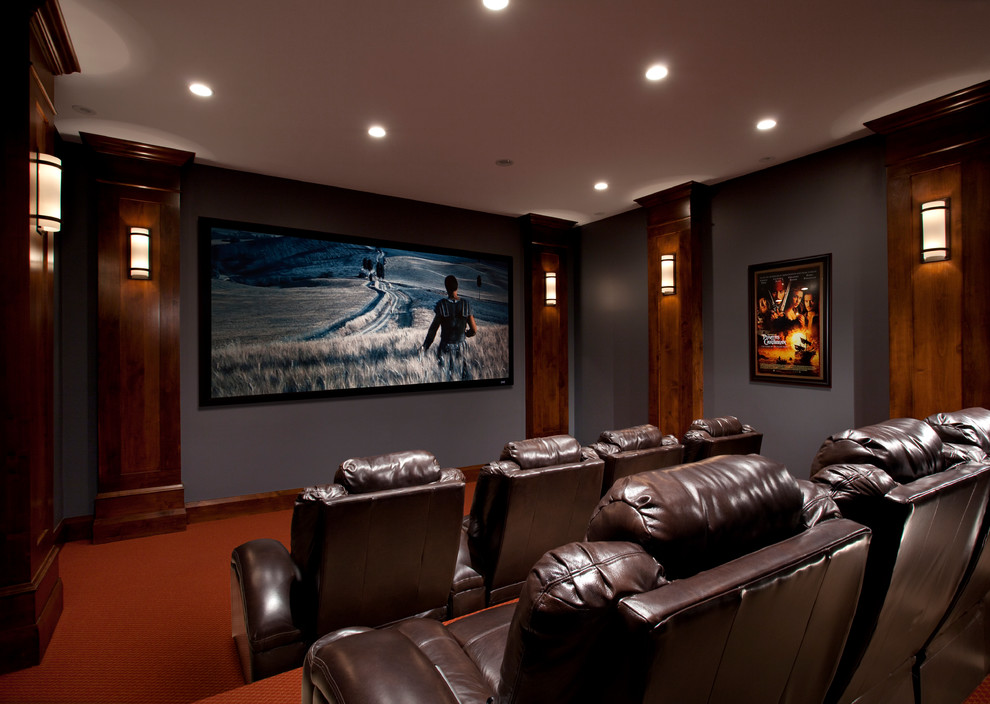На фото: большой изолированный домашний кинотеатр в классическом стиле с синими стенами, ковровым покрытием и проектором с