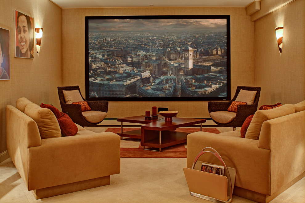 Modelo de cine en casa contemporáneo de tamaño medio con paredes beige, moqueta y pantalla de proyección