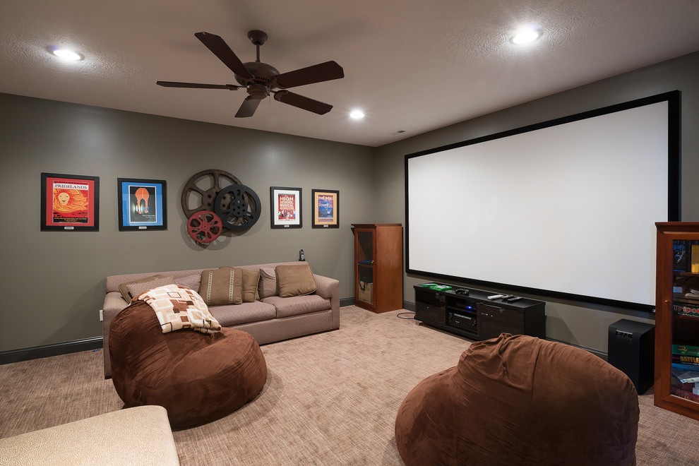 Imagen de cine en casa rústico grande con paredes grises y moqueta