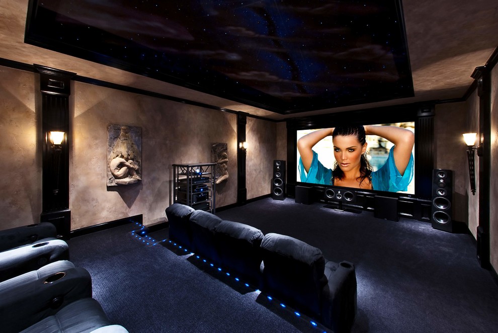 Inspiration pour une très grande salle de cinéma minimaliste fermée avec un mur beige, moquette, un écran de projection et un sol bleu.