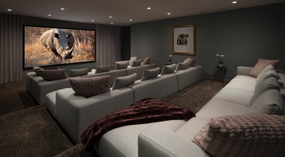На фото: домашний кинотеатр в современном стиле с серыми стенами, ковровым покрытием, телевизором на стене и коричневым полом с