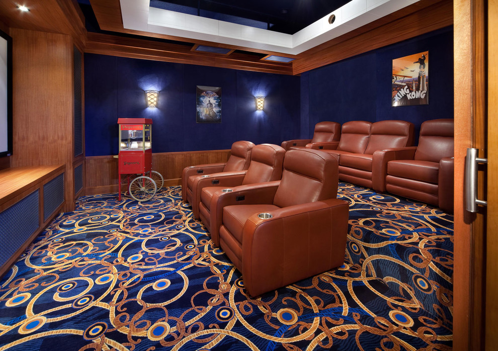 Пример оригинального дизайна: изолированный домашний кинотеатр в классическом стиле с синими стенами, ковровым покрытием, проектором и разноцветным полом