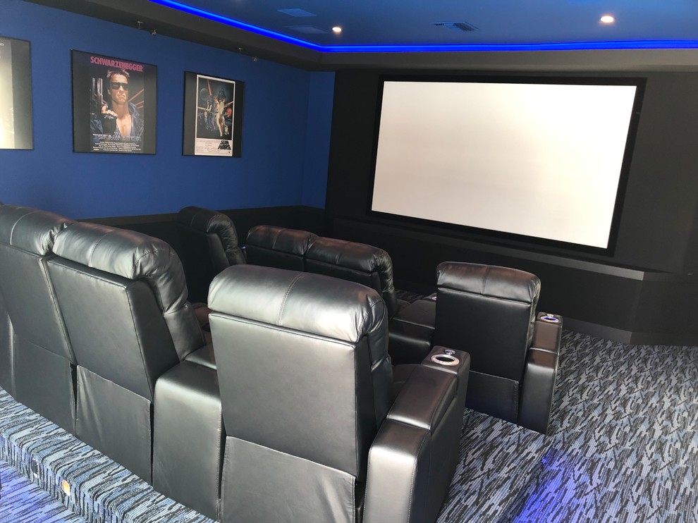 Foto di un home theatre classico di medie dimensioni e chiuso con pareti blu, moquette, schermo di proiezione e pavimento grigio