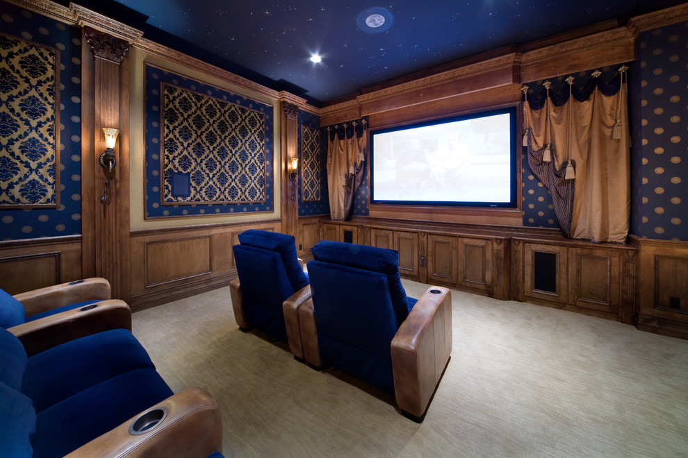 Ejemplo de cine en casa cerrado clásico con paredes azules, moqueta y suelo beige