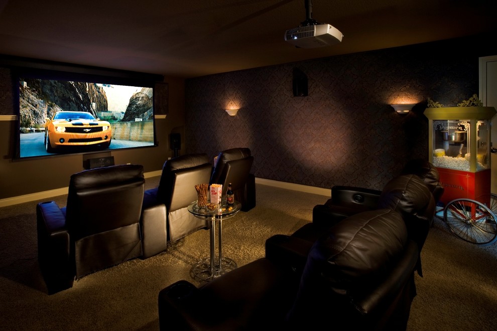 Imagen de cine en casa cerrado tradicional de tamaño medio con paredes marrones, moqueta, pantalla de proyección y suelo marrón