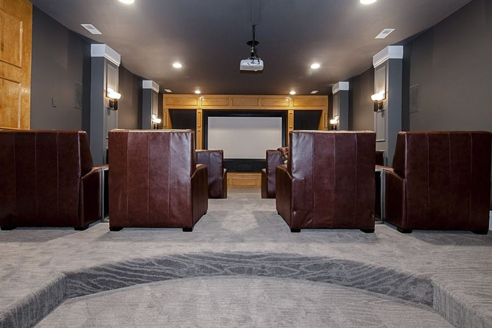 Идея дизайна: огромный изолированный домашний кинотеатр в современном стиле с серыми стенами, полом из керамической плитки, проектором и серым полом