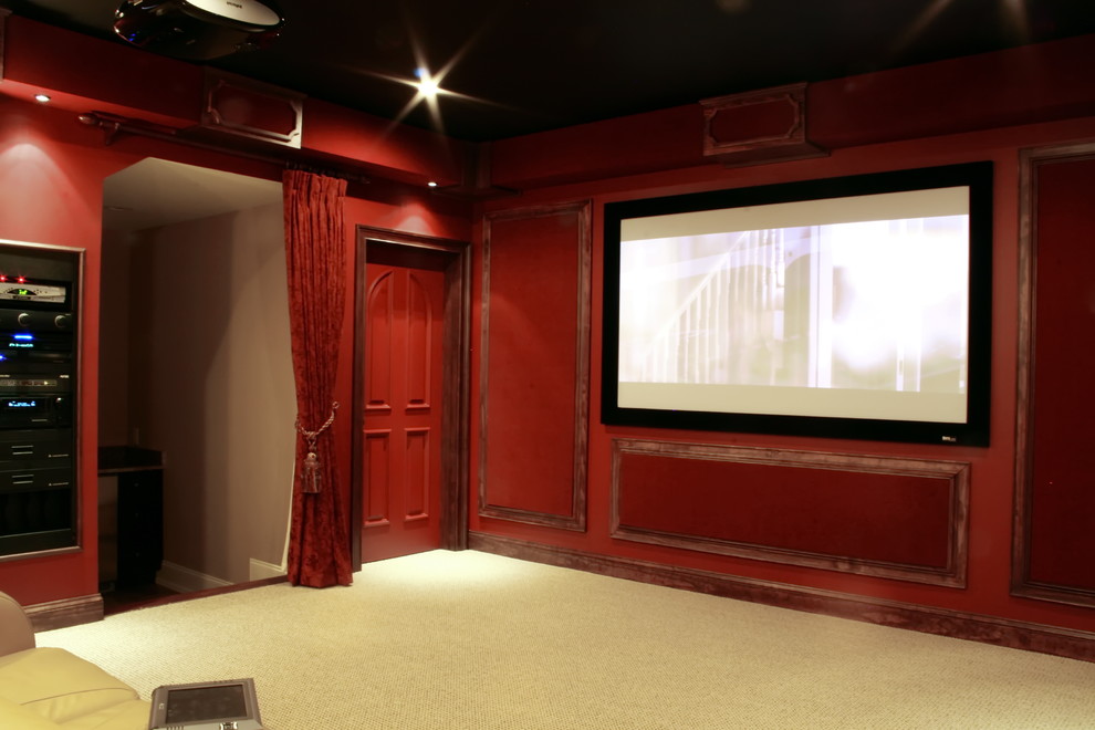 Ispirazione per un home theatre tradizionale chiuso con pareti rosse, moquette, schermo di proiezione e pavimento beige