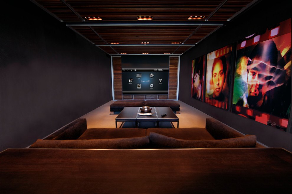 Idee per un home theatre design chiuso con pareti nere, pavimento in gres porcellanato, parete attrezzata e pavimento beige