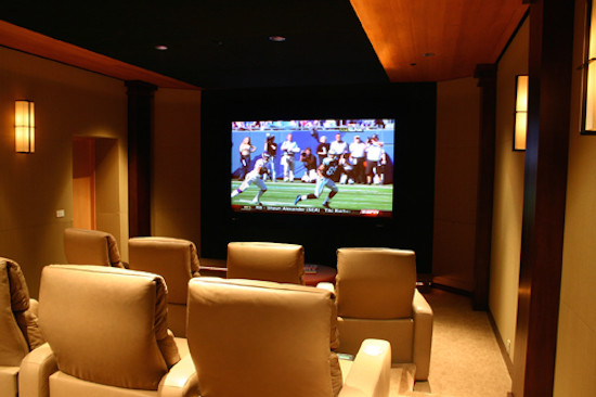 Inspiration pour une petite salle de cinéma design fermée avec un mur noir, moquette et un téléviseur encastré.