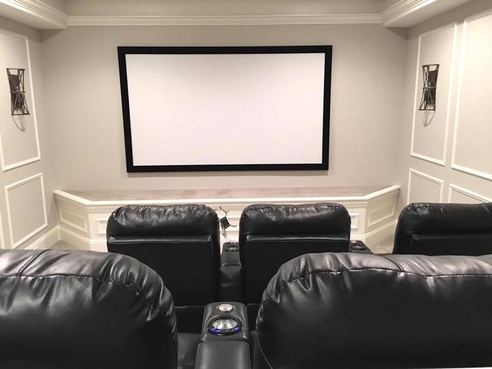 На фото: большой изолированный домашний кинотеатр в классическом стиле с серыми стенами, полом из керамогранита, проектором и бежевым полом с