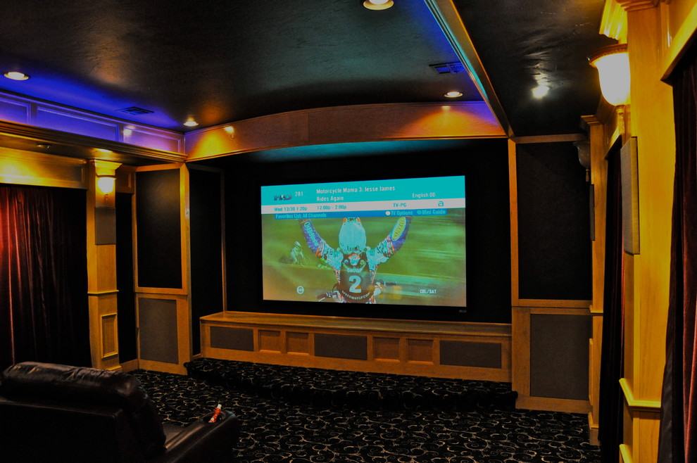 Foto de cine en casa abierto contemporáneo grande con paredes marrones, moqueta y pantalla de proyección