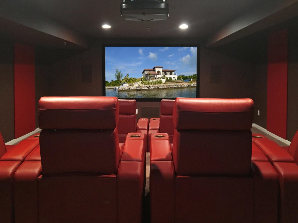 Cette photo montre une salle de cinéma chic de taille moyenne et fermée avec un mur gris, moquette et un écran de projection.
