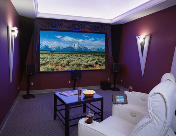 Aménagement d'une salle de cinéma classique de taille moyenne et fermée avec un mur violet, moquette et un écran de projection.
