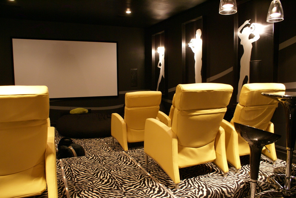 Foto di un home theatre moderno di medie dimensioni e aperto con pareti nere, moquette e schermo di proiezione
