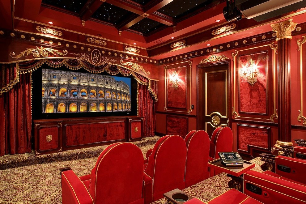 Modelo de cine en casa cerrado clásico grande con paredes rojas, moqueta, pantalla de proyección y suelo multicolor