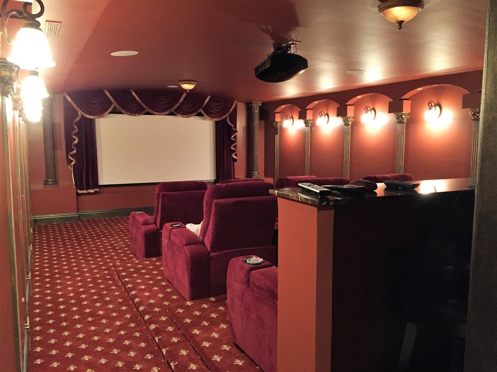 Immagine di un grande home theatre chic chiuso con pareti rosse, moquette, schermo di proiezione e pavimento rosso