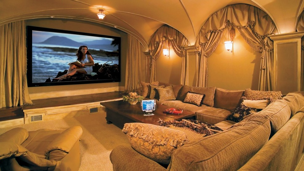 Modelo de cine en casa cerrado clásico grande con paredes beige, suelo de baldosas de cerámica y pared multimedia