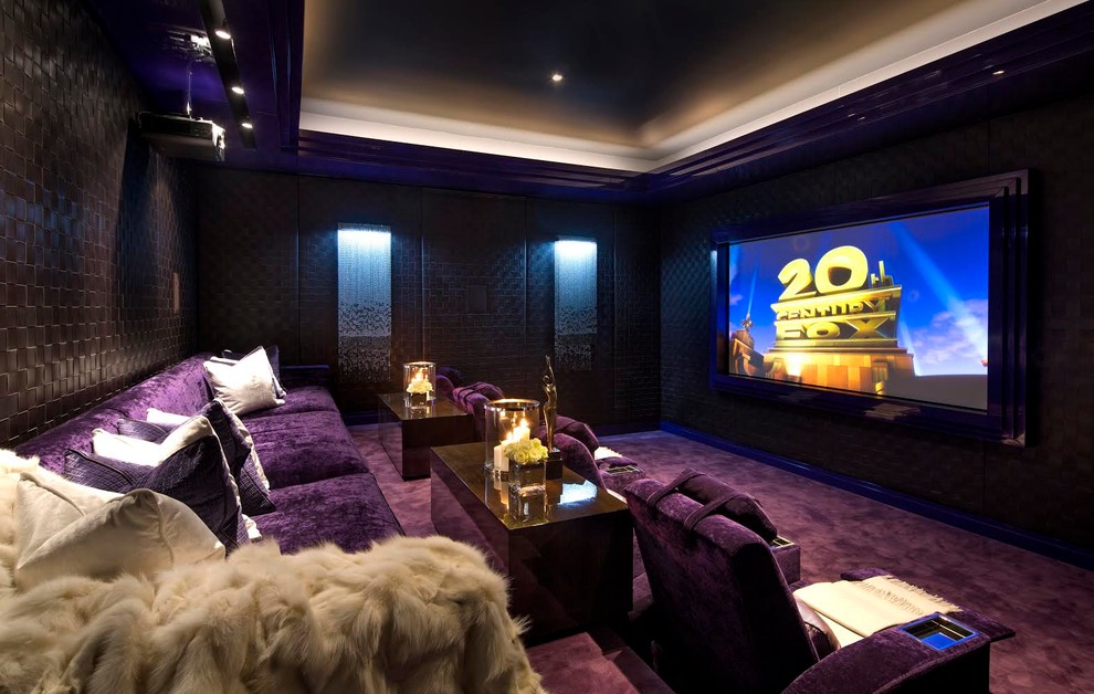 Réalisation d'une grande salle de cinéma design fermée avec un mur marron, moquette, un écran de projection et un sol violet.