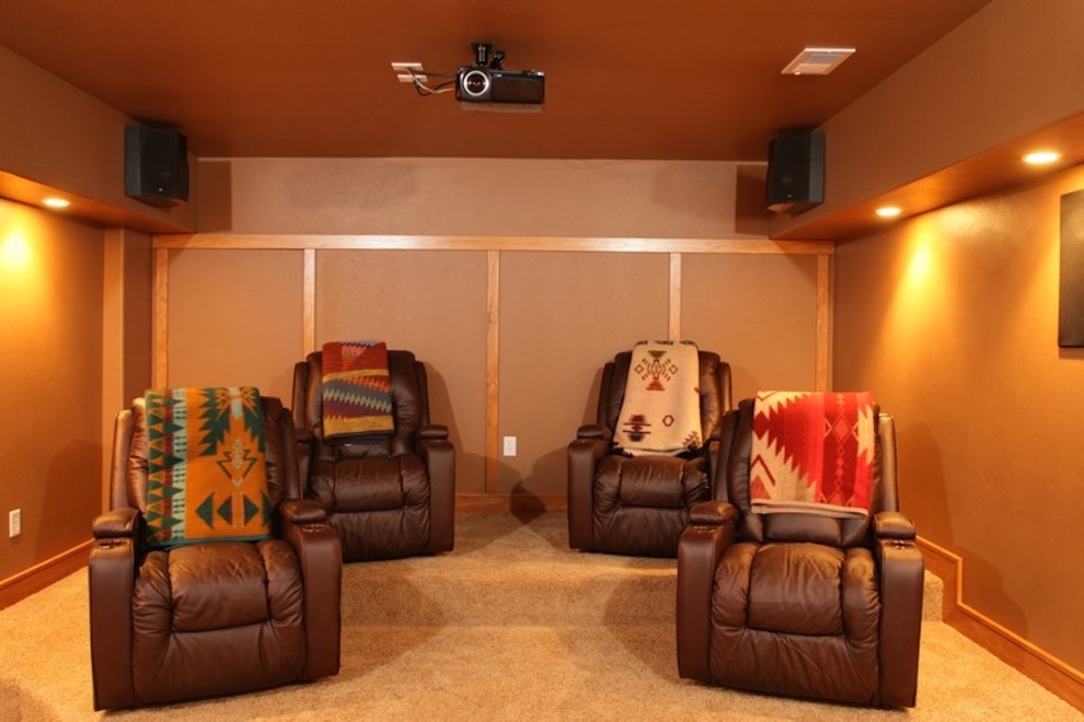Idee per un piccolo home theatre design chiuso con pareti marroni e TV a parete