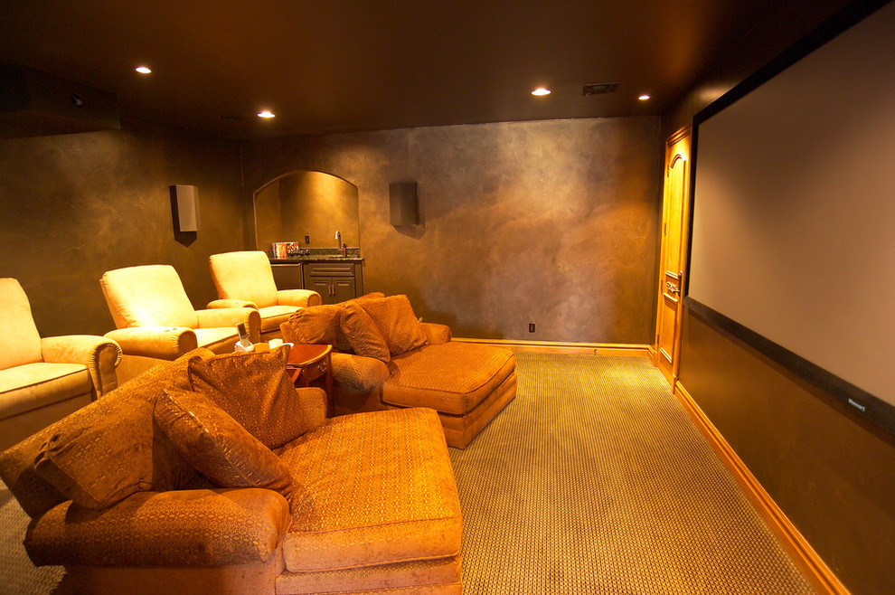 Bild på ett mellanstort avskild hemmabio, med bruna väggar, heltäckningsmatta och projektorduk