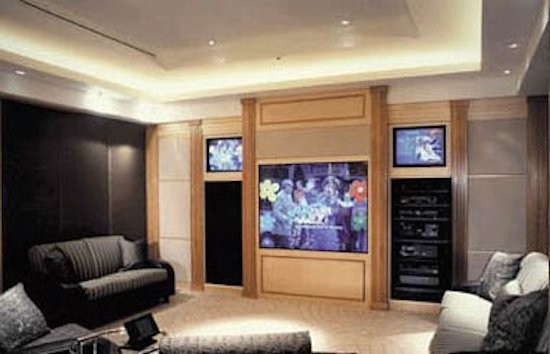 Exemple d'une salle de cinéma de taille moyenne et fermée avec un mur violet, moquette et un téléviseur encastré.