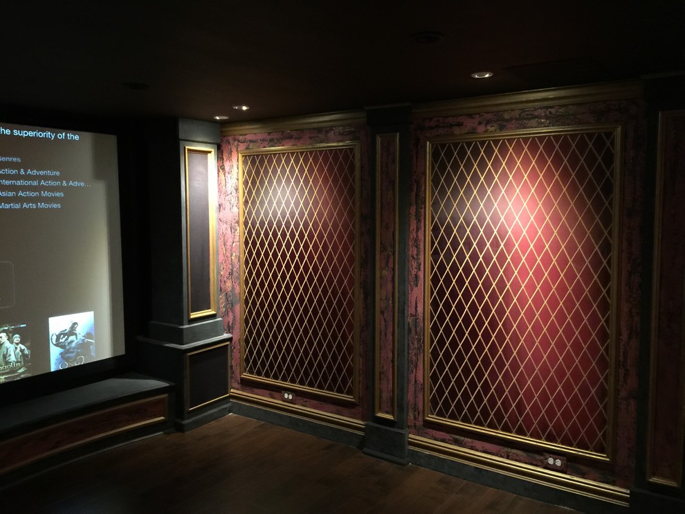 Modelo de cine en casa abierto mediterráneo de tamaño medio con suelo de madera oscura, pantalla de proyección y paredes rojas