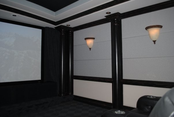 Esempio di un home theatre tradizionale di medie dimensioni e chiuso con pareti bianche, moquette e schermo di proiezione