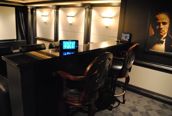 Exemple d'une salle de cinéma chic de taille moyenne et fermée avec un mur blanc, moquette et un écran de projection.