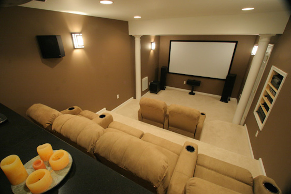 Пример оригинального дизайна: изолированный домашний кинотеатр в современном стиле с коричневыми стенами, ковровым покрытием и телевизором на стене