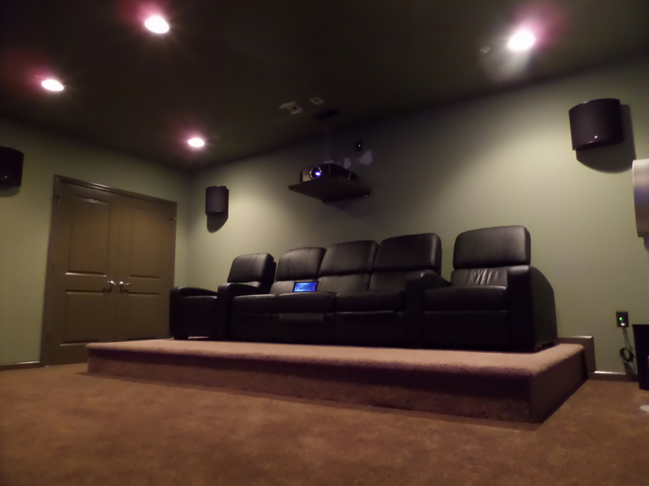 Idées déco pour une grande salle de cinéma contemporaine ouverte avec un écran de projection.