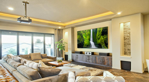 Inspiration för stora öppna hemmabior, med beige väggar, mellanmörkt trägolv och projektorduk
